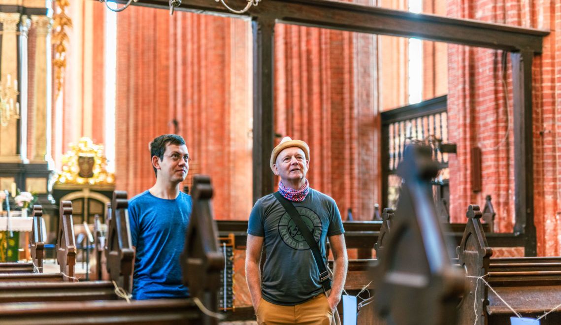 Christoph Thadewald-Friedrich (links) ist der Kantor der Wismarer St. Georgen-, St. Marien- und St. Nikolai-Kirche, spielt die Orgel und leitet Chöre – mit knapp 30 Jahren! ©TMV/Tiemann