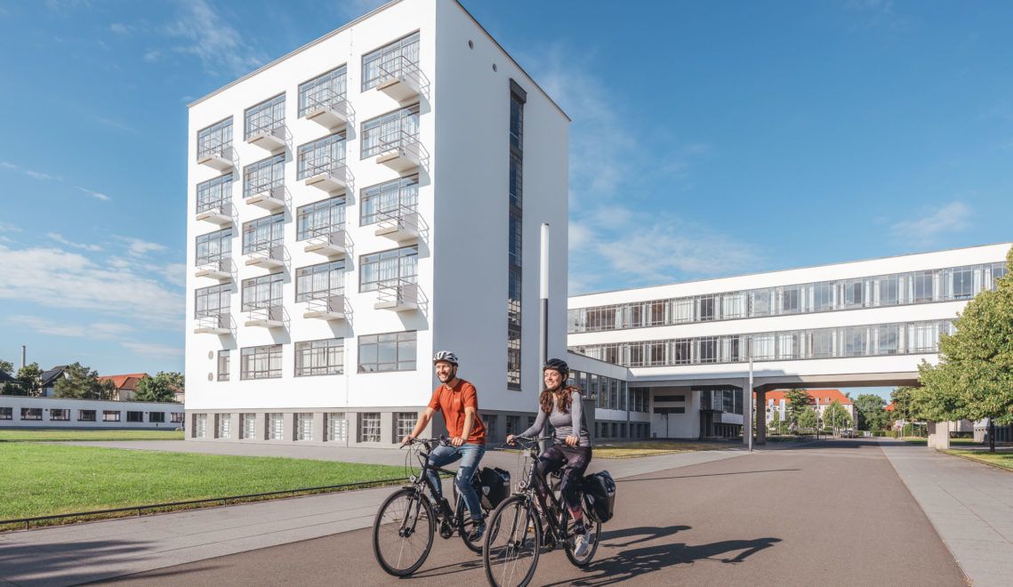 One of the highlights of the bike tour in Dessau-Roßlau is the Bauhaus building by Walter Gropius © Felix Meyer