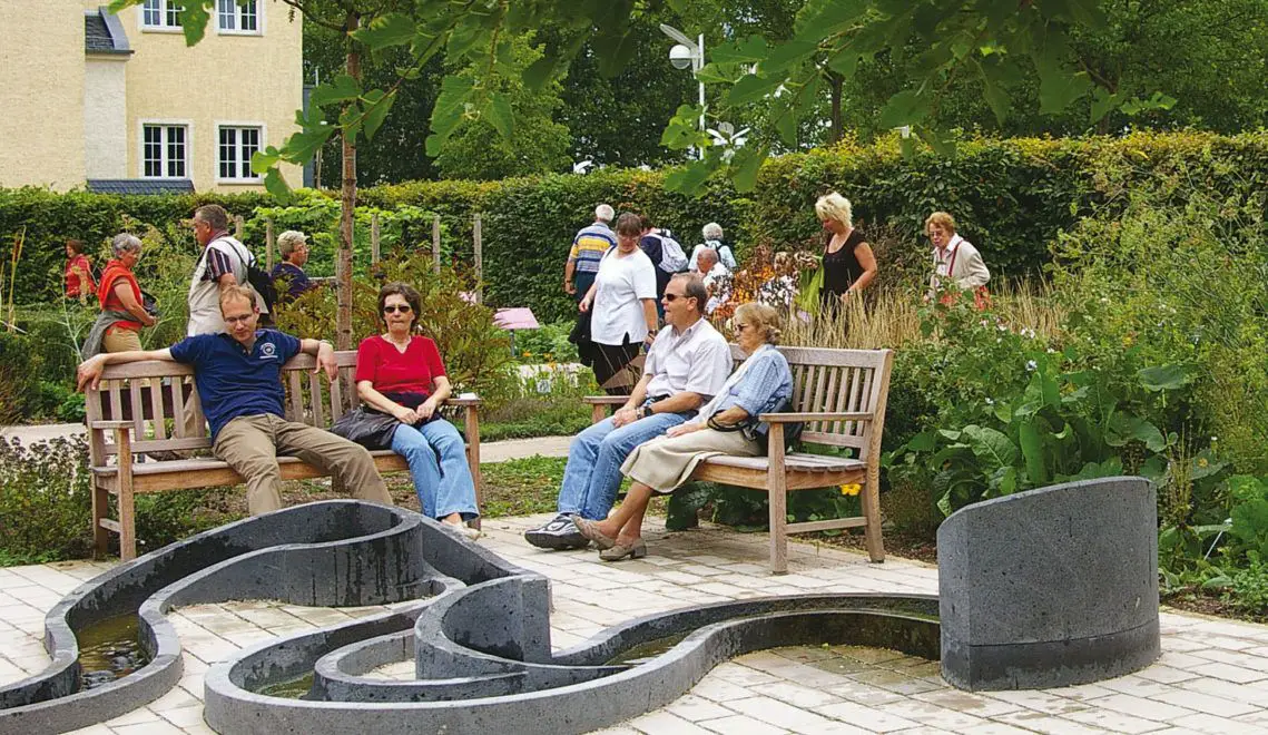 Direkt am Rhein und hinter dem Museum am Strom liegt der idyllische Hildegarten, in dem jede Menge Heilkräuter wachsen