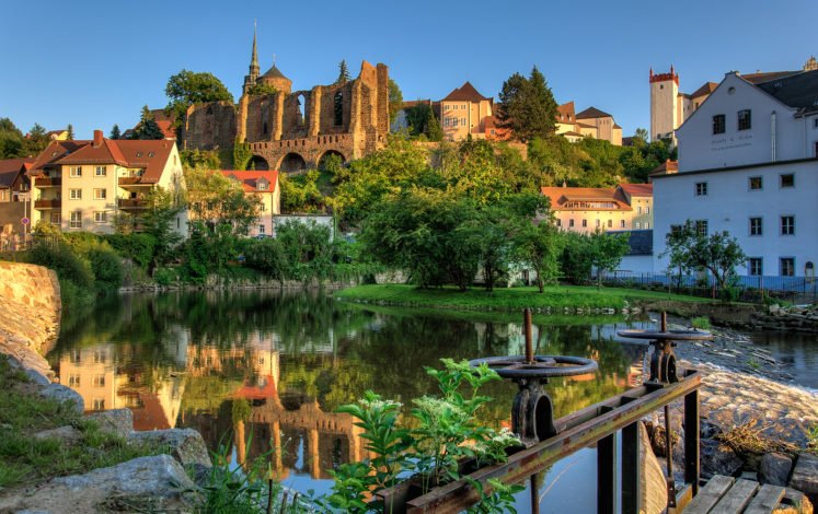Eine von vierzehn Stadtschönheiten in Sachsen – Blick über die Spree auf die Nicolaikirchruine in Bautzen