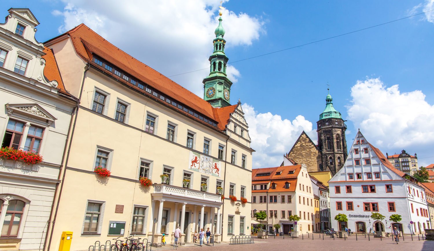 Das Rathaus, die evangelische Stadtkirche St. Marien und das Canalettohaus – um den Marktplatz von Pirna gruppieren sich einige der wichtigsten Sehenswürdigkeiten der Stadt