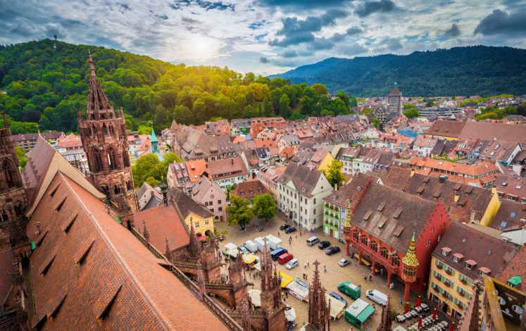 Idyllische Lage: Freiburg liegt zwischen sanften Hügeln im Breisgau