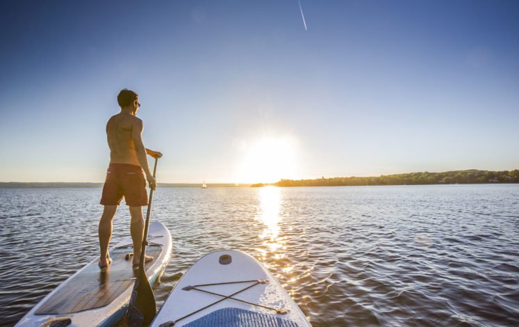 Unbedingt mal ausprobieren – mit dem SUP auf einem der bayerischen Seen in den Sonnenuntergang