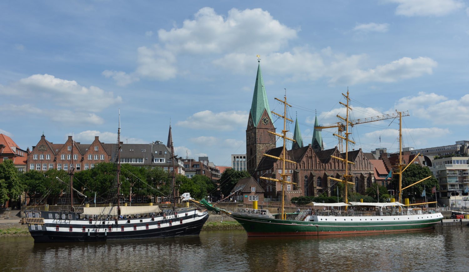 Particularly practical: If you spend the night here, you are right in the middle of Bremen's city life. The sailing ship is located directly on the Schlachte promenade.