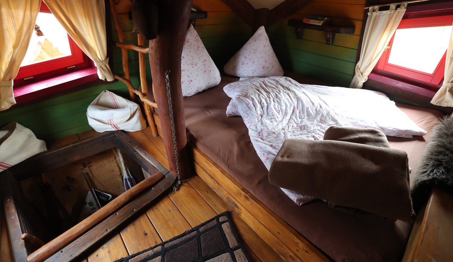 From the tree house to the earth cave - on the culture island there are over 200 very special overnight accommodations
