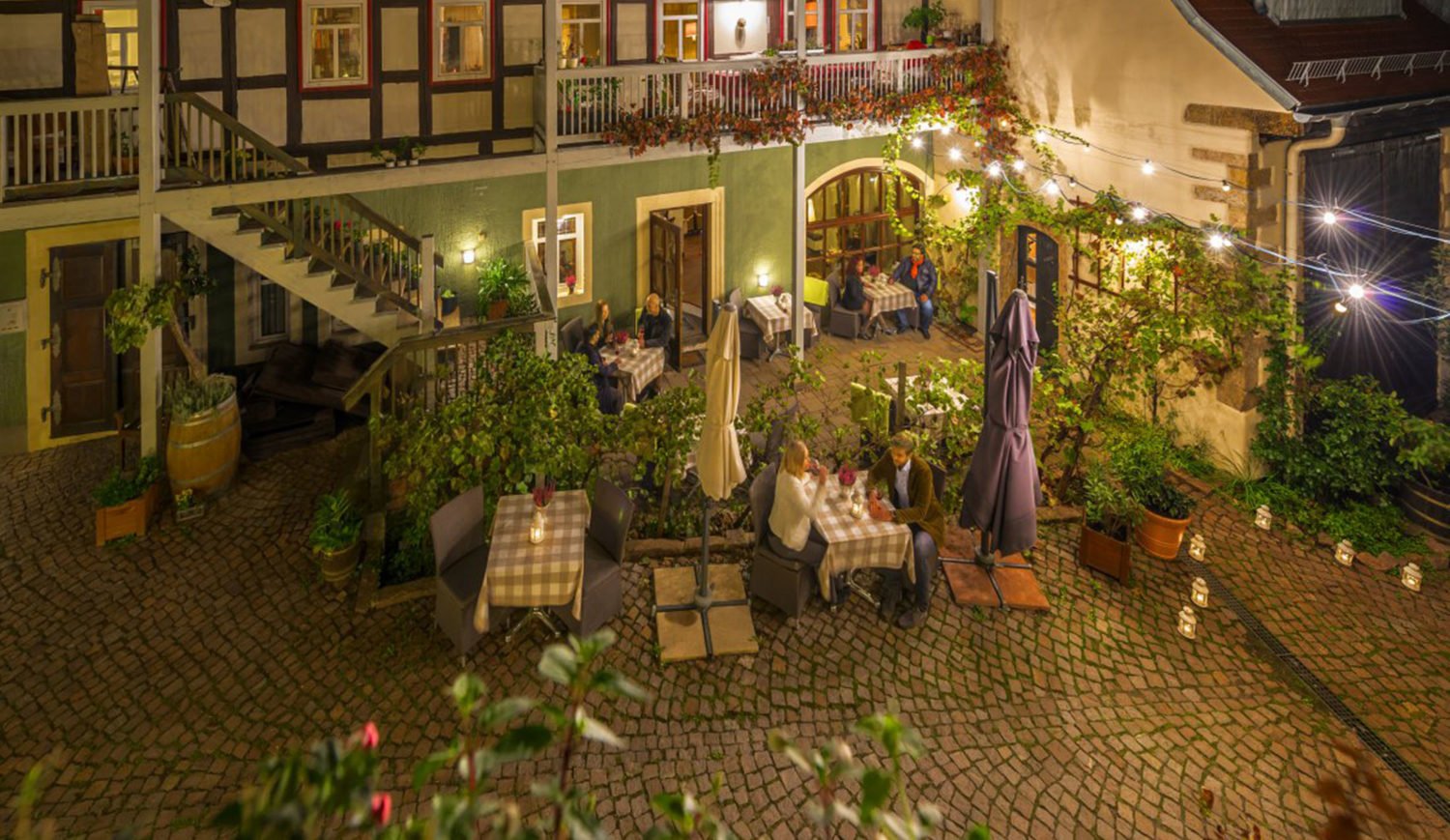 A guarantee for a cozy evening - the wine-lined courtyard garden
