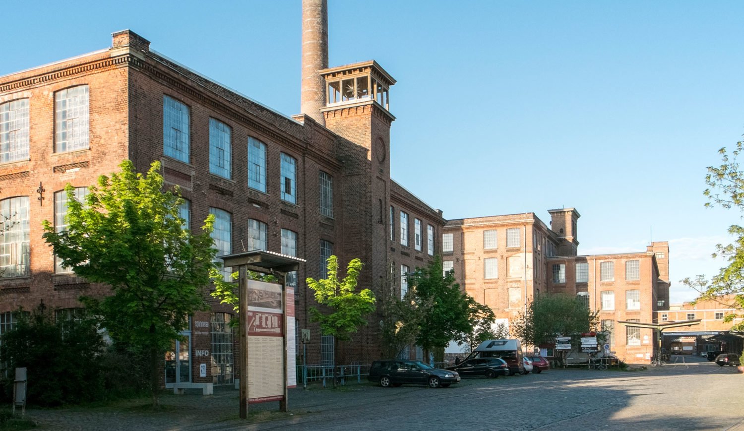 On the former industrial site of the Old Spinning Mill there are numerous workshops, stores and exhibition rooms