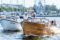 Die ARONA ist eine 90 Jahre alte Holzmotoryacht, gefertigt in der bedeutenden Stockholmer Werft von Carl Gustaf Pettersson – und der ganze Stolz der Brüder Szuszinski
