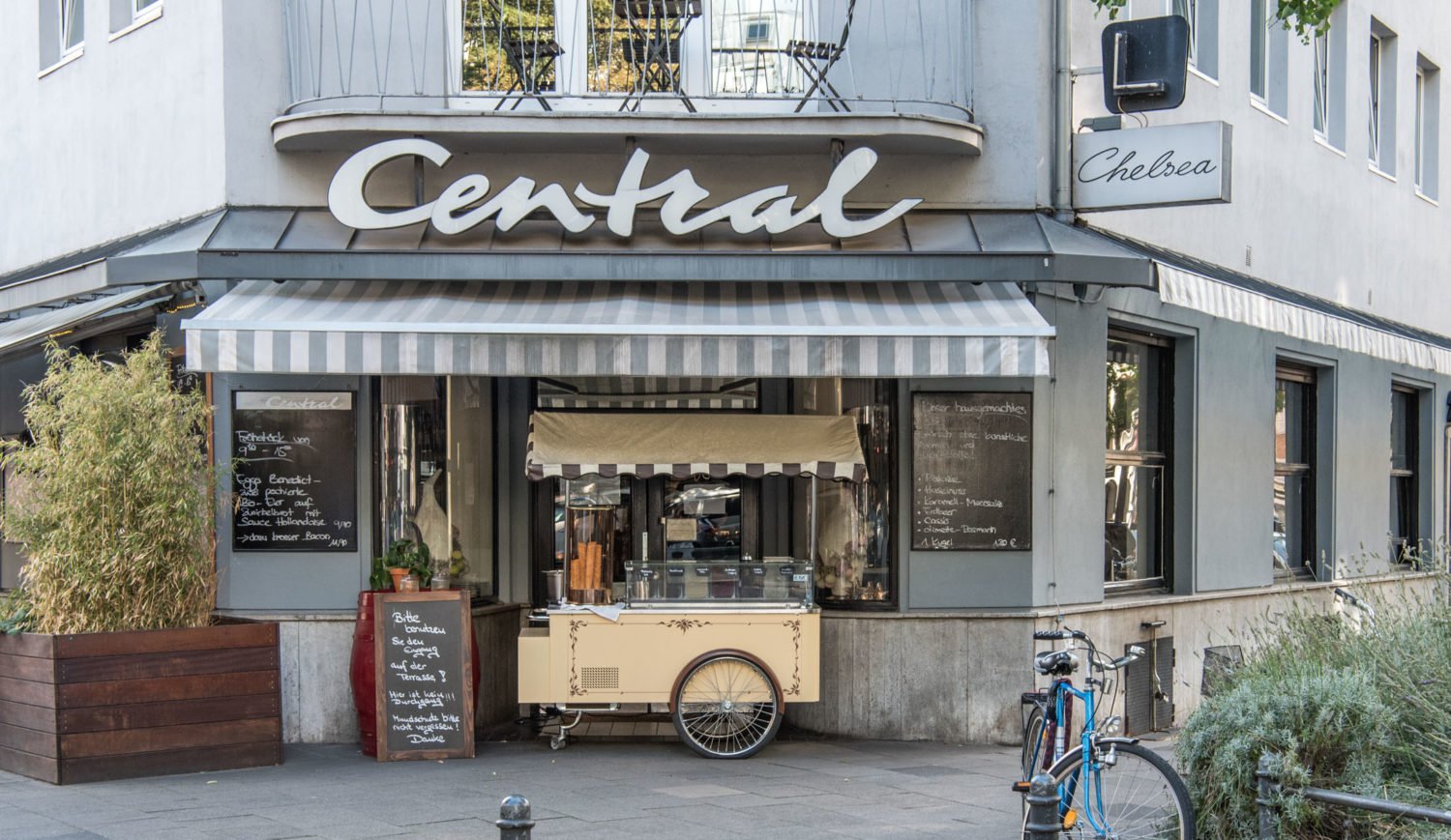 Café Central was where the international art scene met in the 1980s and 1990s, and legendary parties and celebrations were held here. Today it is still a place of literary and intellectual discussion © Travelvalley