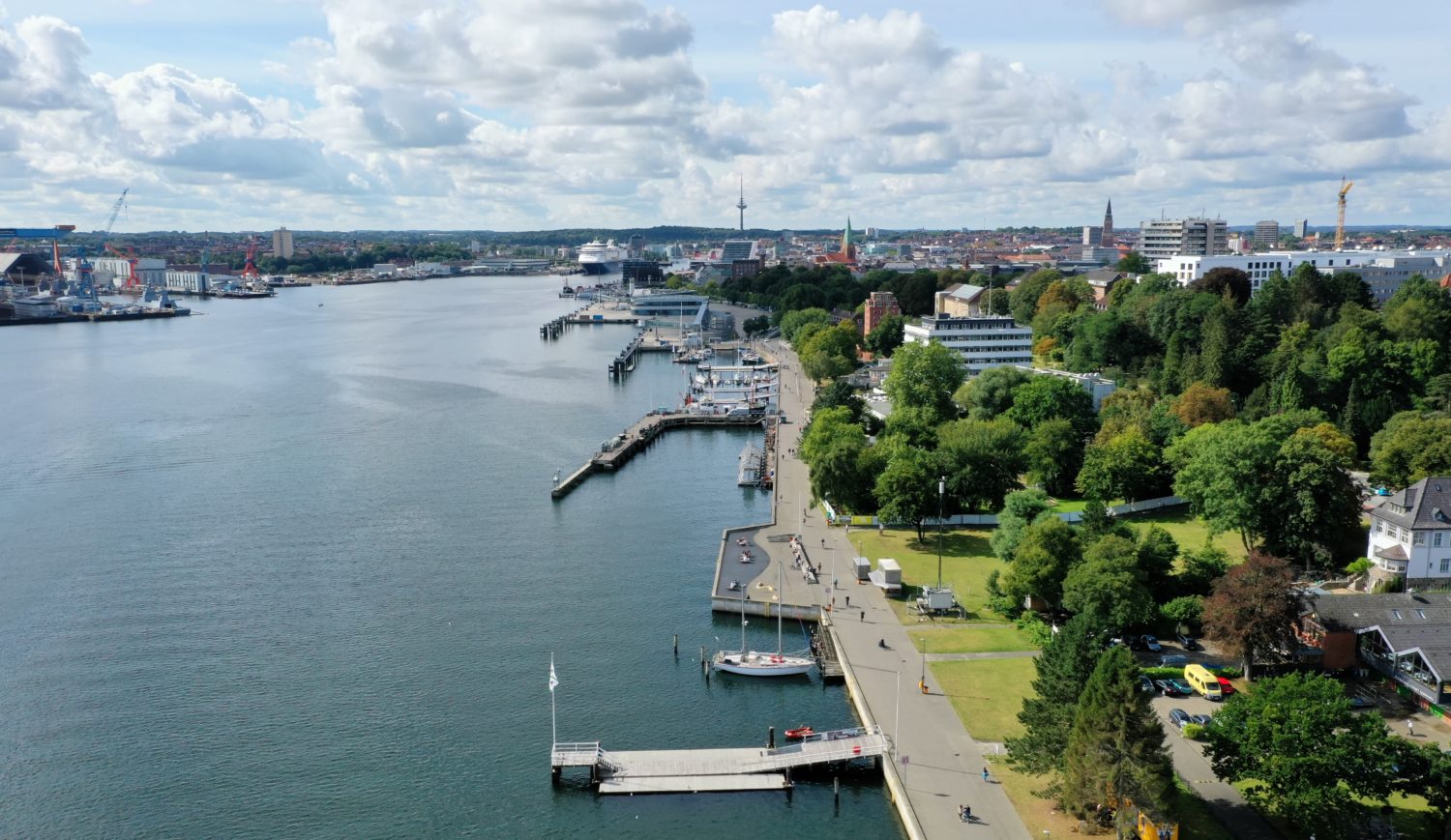 During the Kieler Woche you have a prominent view of passing sailboats from the Keillinie, the Kielier Promenade