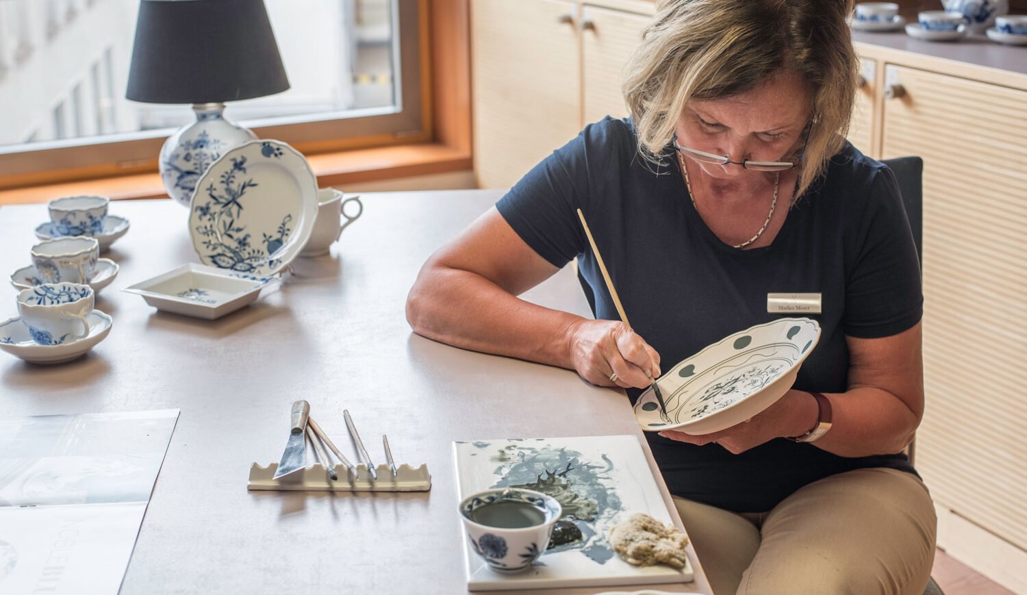 Painted by hand - Meissen porcelain plate