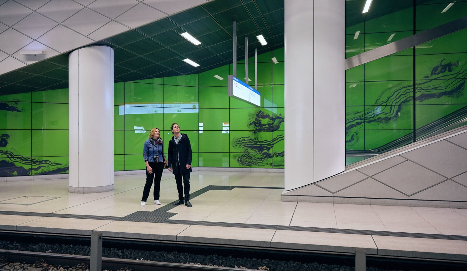 Am Bahnhof Graf-Adolf-Platz begleiten euch grüne Wände in Achat-Stein-Optik zum Bahnsteig. Das Kunstwerk stammt vom Künstler Manuel Franke © Düsseldorf Tourismus – Markus Luigs