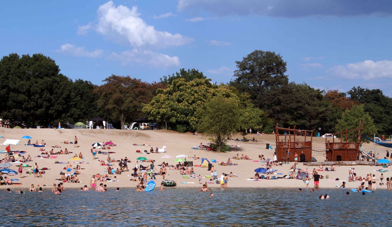 Not far from Frankfurt Airport lies the Langener Waldsee, a very popular body of water for a short vacation © Stadt Langen