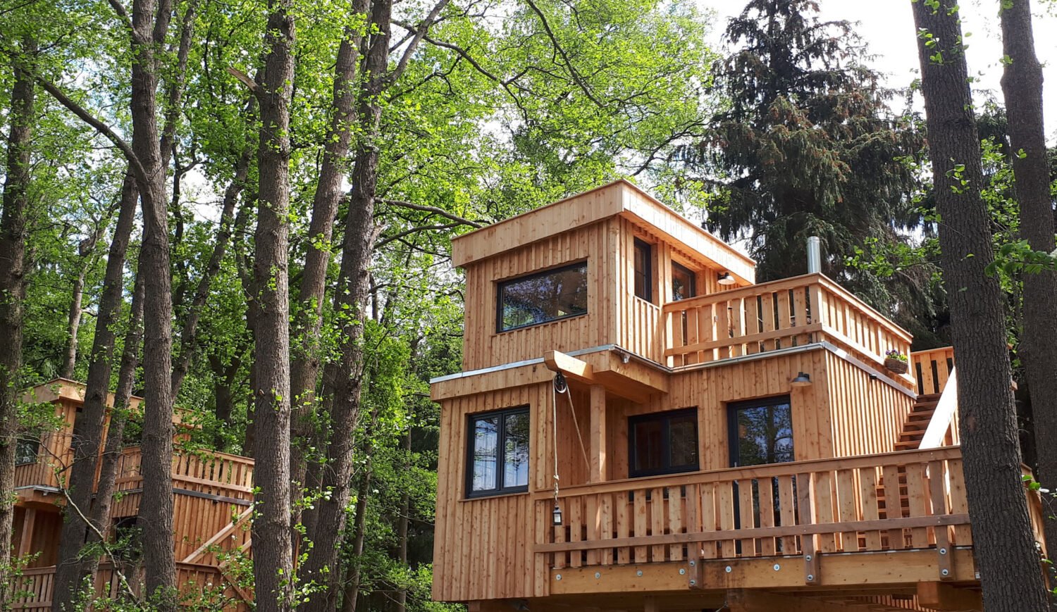 The tree houses are well equipped. The highlight is the 15-square-meter roof terrace with outdoor bathtub on the upper floor © Land of Green / Anni Vieth