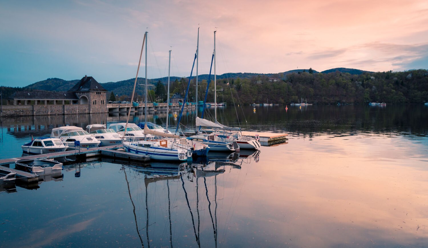 In the evening, when the boats rock in the pink-orange water, colored by the sunlight, the atmosphere at the Edersee is particularly beautiful © Silke Koch - stock.adobe.com