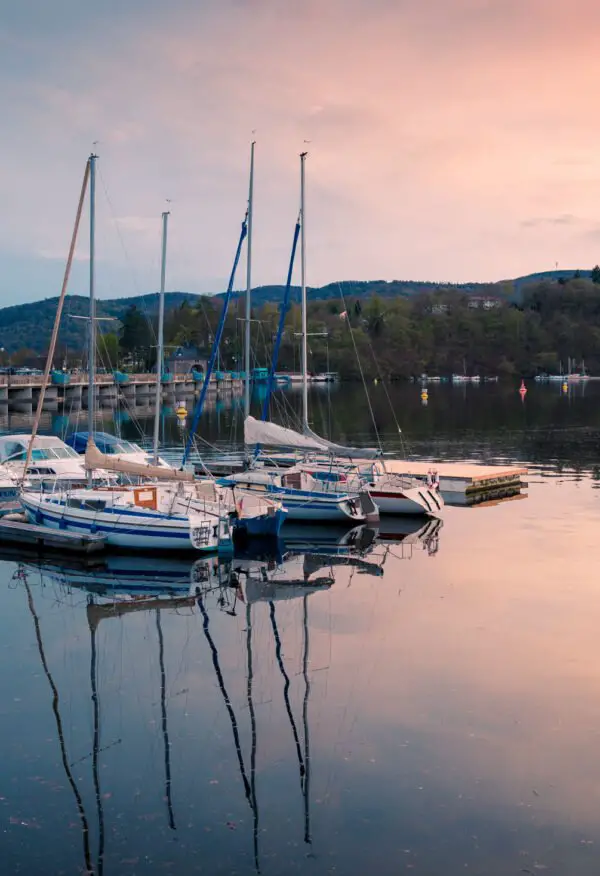 In the evening, when the boats rock in the pink-orange water, colored by the sunlight, the atmosphere at the Edersee is particularly beautiful © Silke Koch - stock.adobe.com