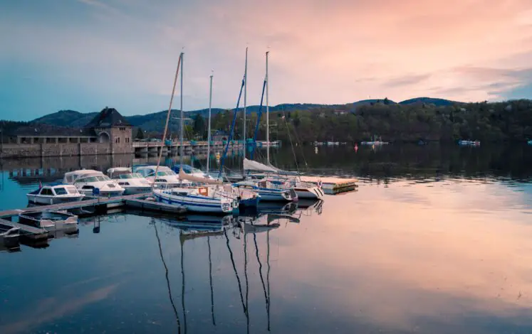 Am Abend, wenn die Boote im, vom Sonnenlicht, rosa-orange gefärbten Wasser schaukeln, ist die Atmosphäre am Edersee besonders schön © Silke Koch - stock.adobe.com