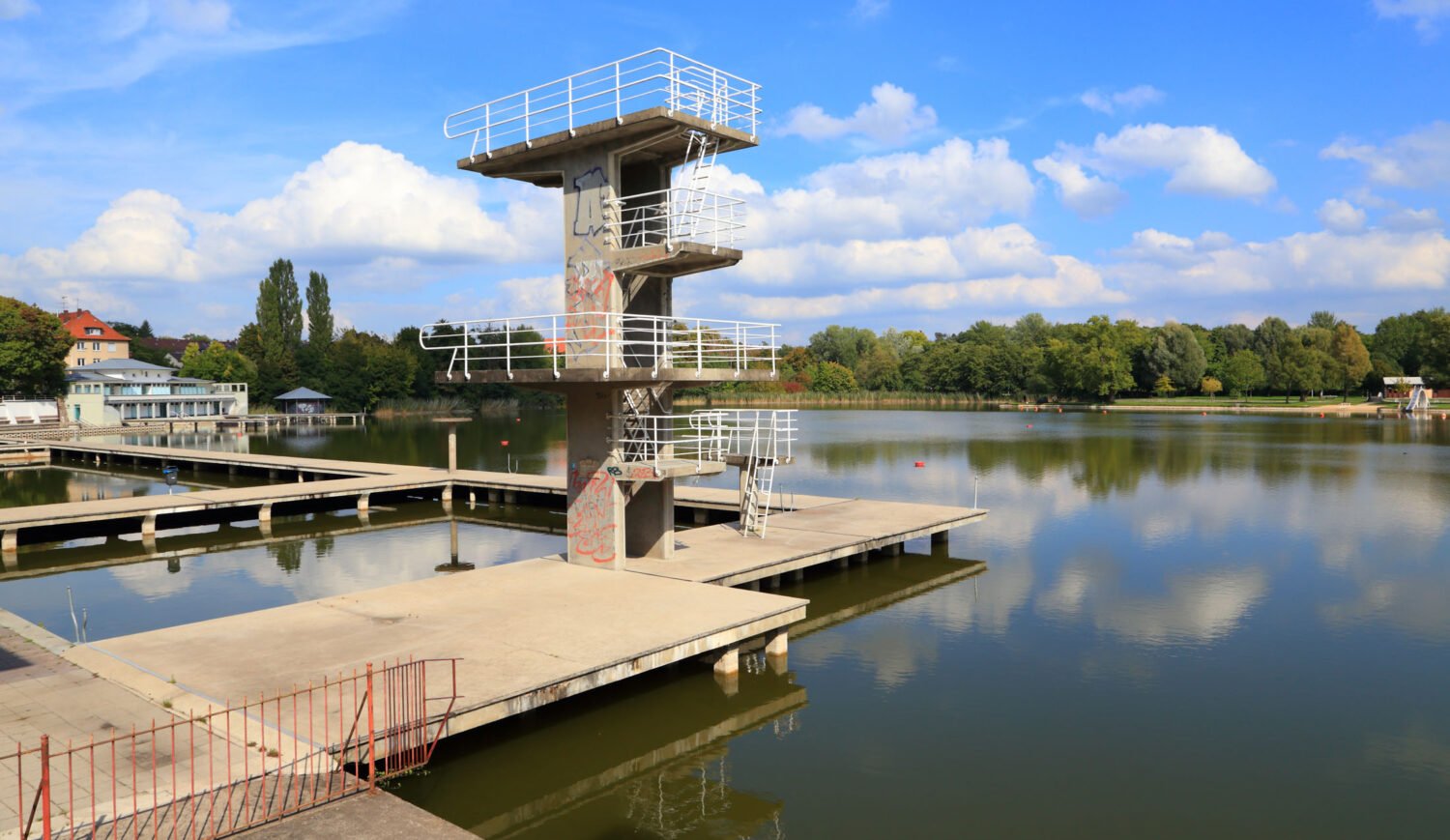The Woog was probably created in the mid-16th century as a fire-fighting pond. Today it is a popular family swimming pool in the middle of Darmstadt © Branko Srot - stock.adobe.com