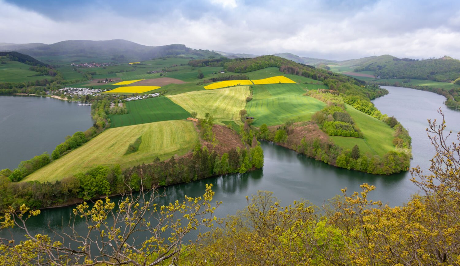Embedded in the mountains of the Hochsauerland lies the Diemelsee. It is one of the five Sauerland lakes © Udo Bernhart