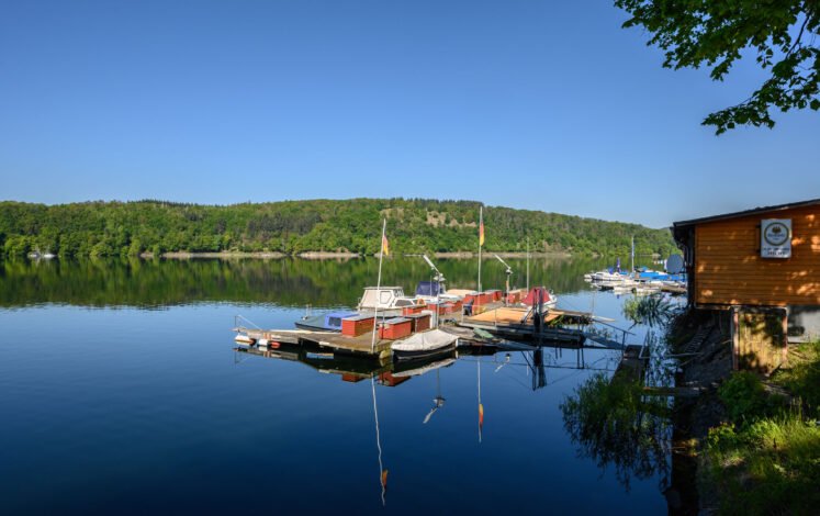 Quiet morning: Before boats, sailboats, stand-up paddlers and wake-boarders are on the move on Lake Edersee, it is very quiet and peaceful here © Udo Bernhart