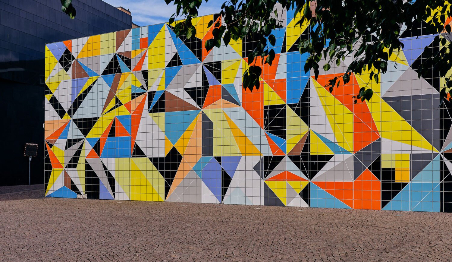 Schon auf dem Paul-Klee-Platz begrüßt ein riesiges Wandmosaik der Künstlerin Sarah Morris die Besucher des K20