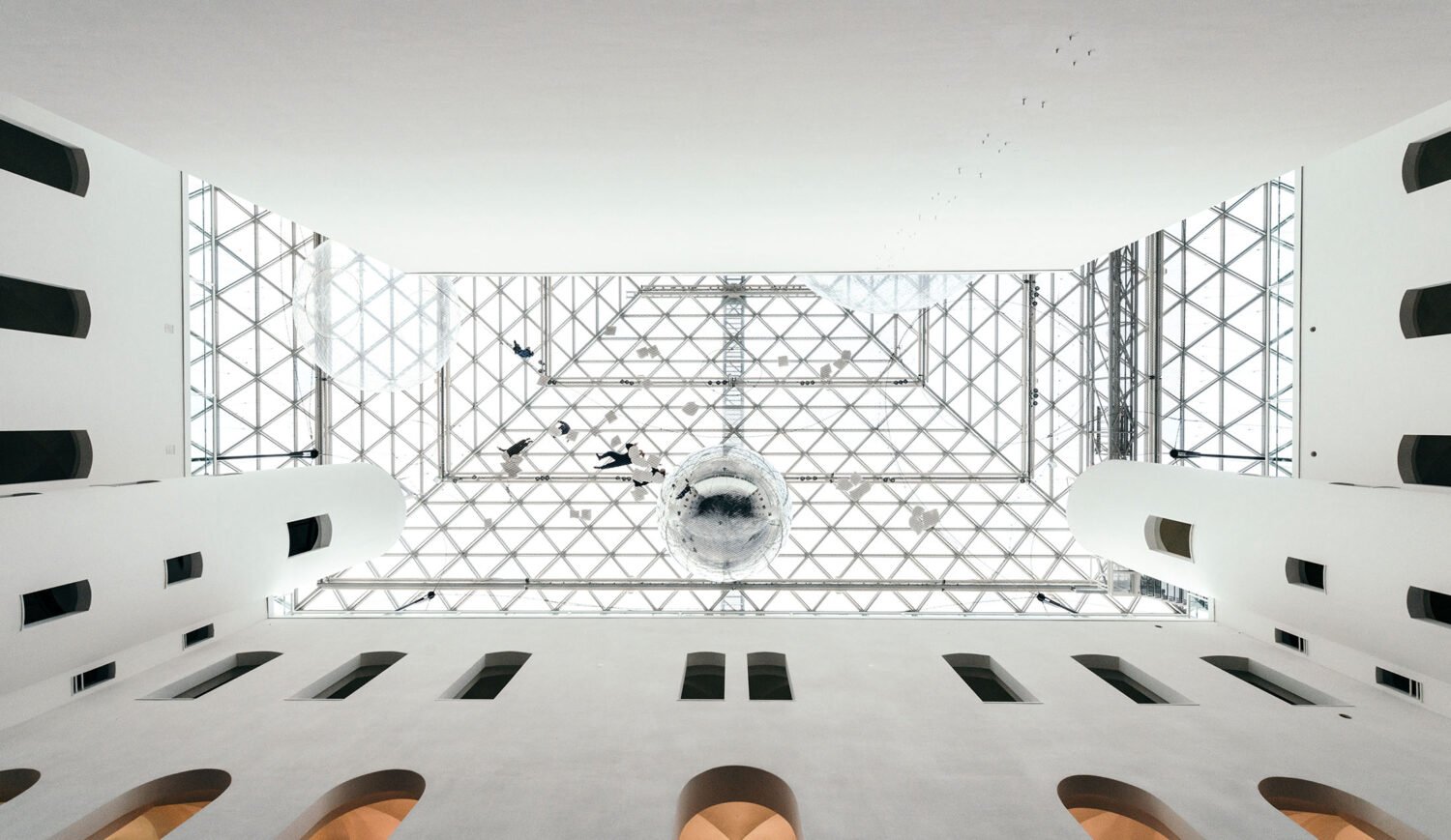 Unter der Glaskuppel des ehemaligen nordrhein-westfälischen Landtags bietet das K21 als „Ort der Künstler“ Platz für spannende Wechselausstellungen – momentan die begehbare Installation „in orbit“ von Tomás Saraceno