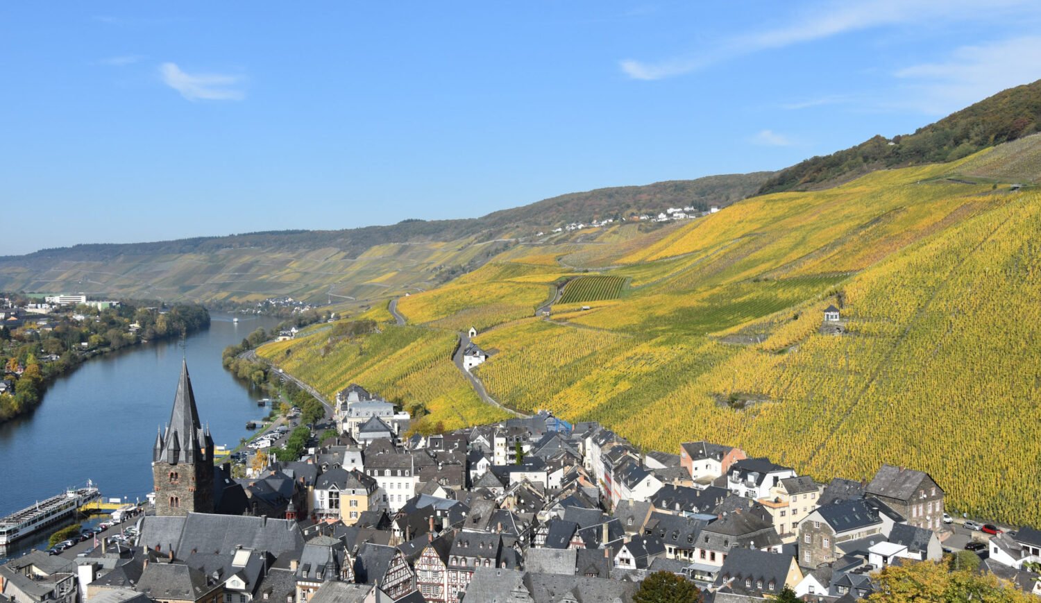 Bernkastel-Kues besteht aus vier Stadtteilen – zwei liegen links, zwei rechts der Mosel