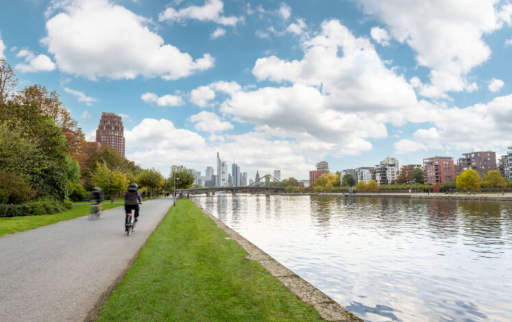 The highlight of the Main cycle path is the entrance to the metropolis of Frankfurt with its striking skyscrapers