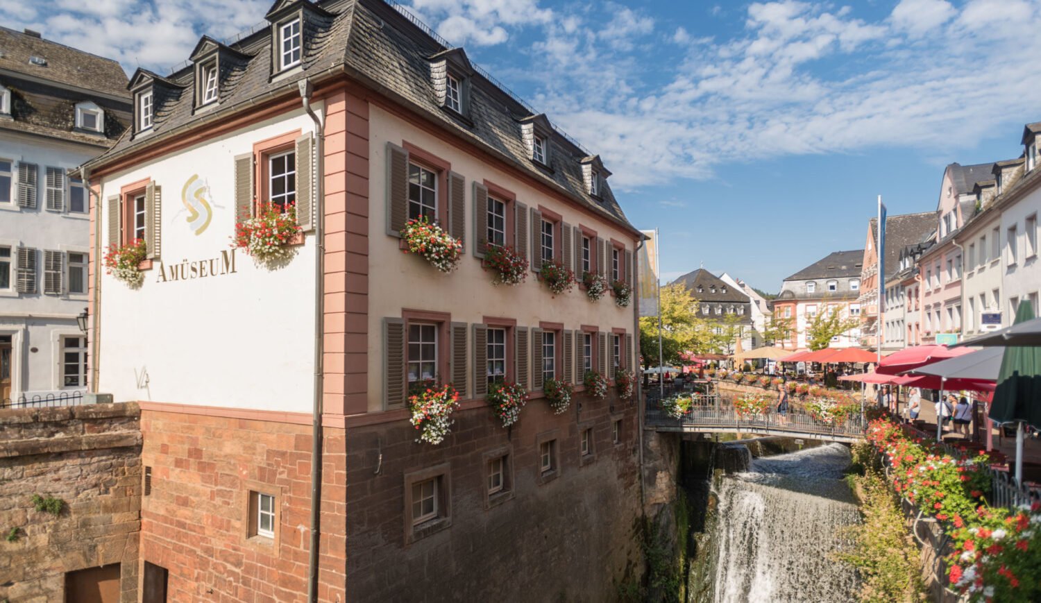 Der in der Stadtmitte von Saarburg gelegene Wasserfall stürzt zwischen Ober- und Unterstadt fast 20 Meter in die Tiefe