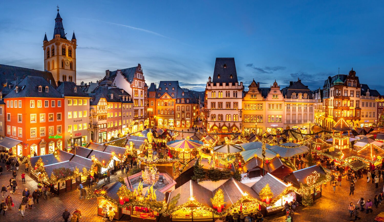 Vor dem Dom und auf dem mittelalterlichen Hauptmarkt erwarten euch handwerklicher Weihnachtsschmuck sowie leckere regionale Spezialitäten