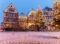 Der Brettener Marktplatz mit seinen Fachwerkhäusern und dem Brunnen ist im Winter hell erleuchtet © Michael Knötig