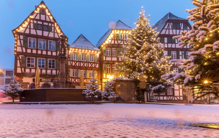 Bretten's market square with its half-timbered houses and fountain is brightly lit in winter © Michael Knötig