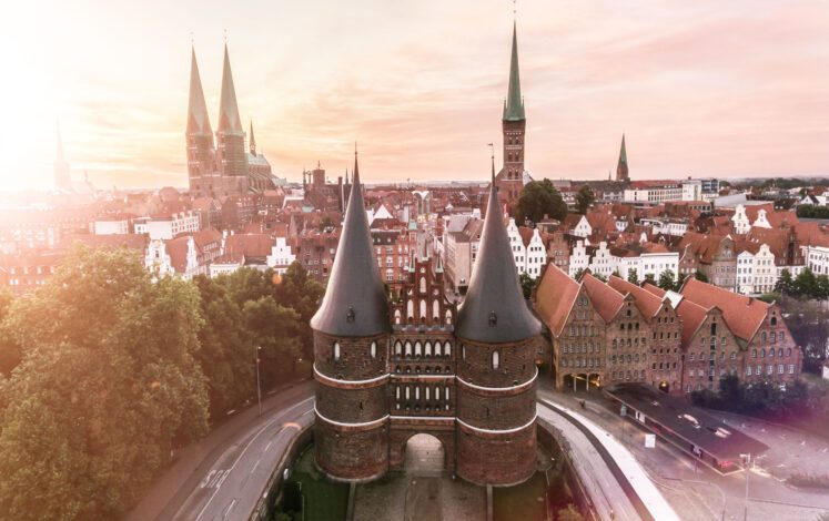 Das Holstentor ist eines der beeindruckendsten Baudenkmäler von Lübeck und heißt die Besucher:innen der Stadt gleich zu Beginn willkommen © Adobe Stock/bPicture