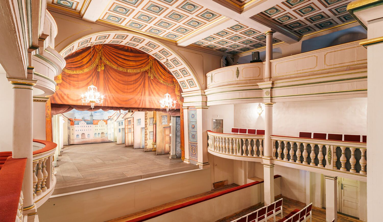 Intimate theater pleasures: Just 165 people fit into the historic Ekhof Theater © MGlahn