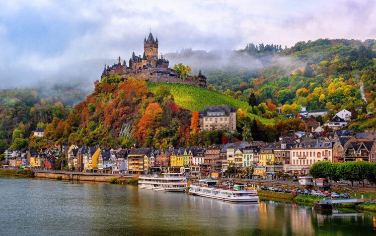 The Reichsburg rises high above the town of Cochem on the Moselle © Boris Stroujko, Adobe Stock