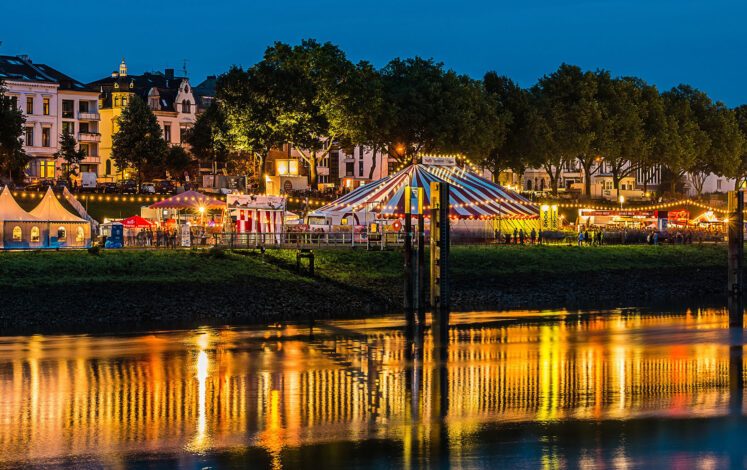 Colorful spectacle - the Breminale on the banks of the river Weser