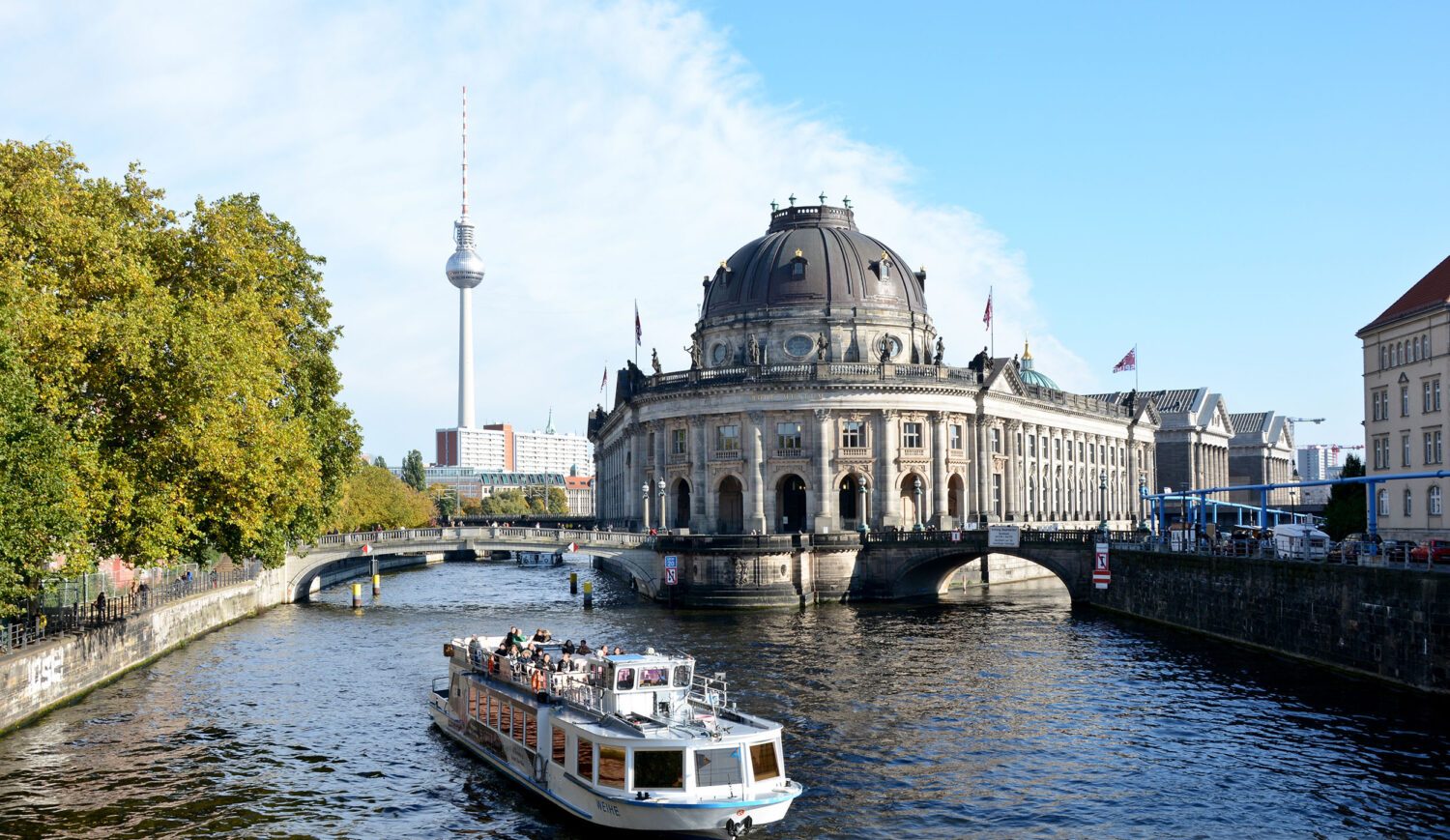 Experience Berlin from the water on an excursion - here at the famous Museum Island © stock.adobe.com/Marco2811