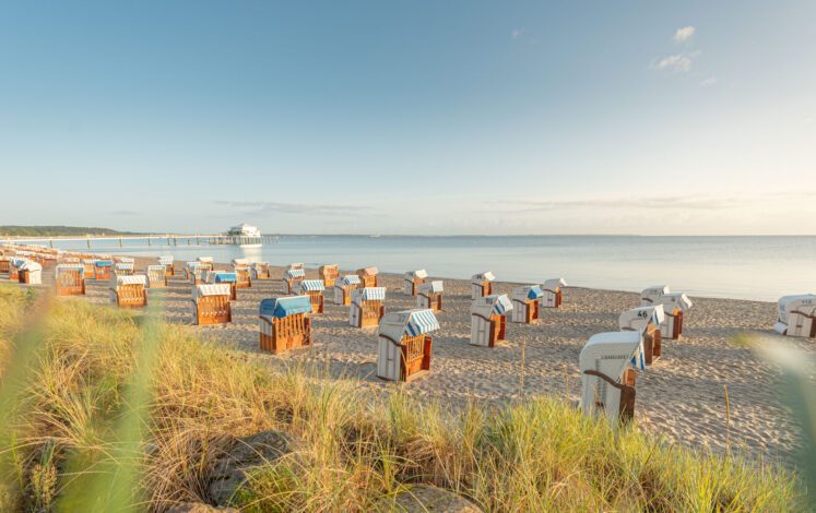 Auch Strandkörbe können sich der Sonne entgegen recken– hier am Timmendorfer Strand ©TSNT_Oliver Franke