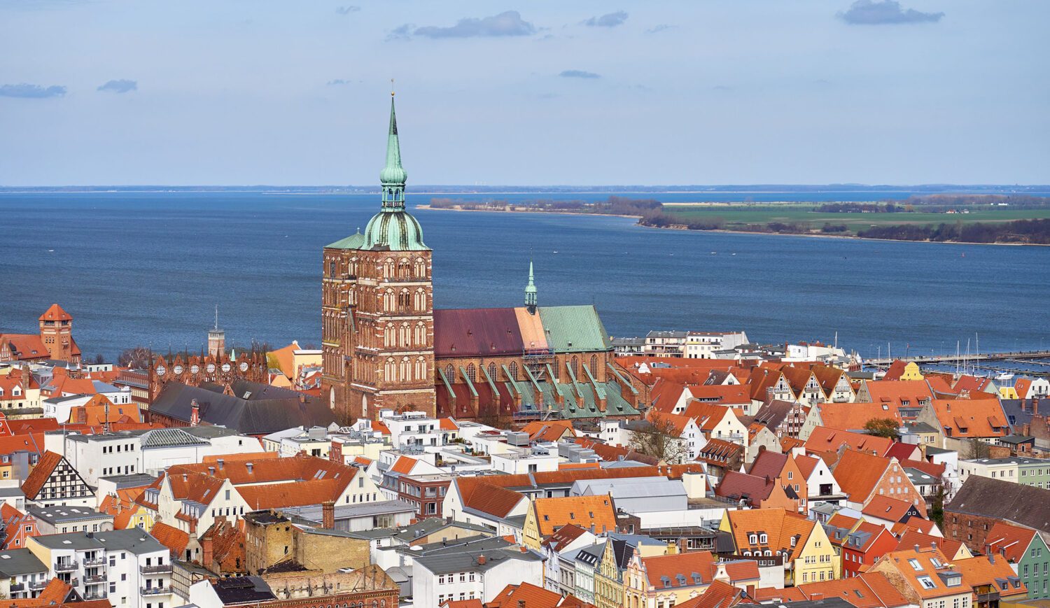 Von der Stadt Stralsund ist es nur noch ein „Katzensprung“ nach Rügen. Den könnt ihr natürlich mit einer Regionalbahn bewältigen!