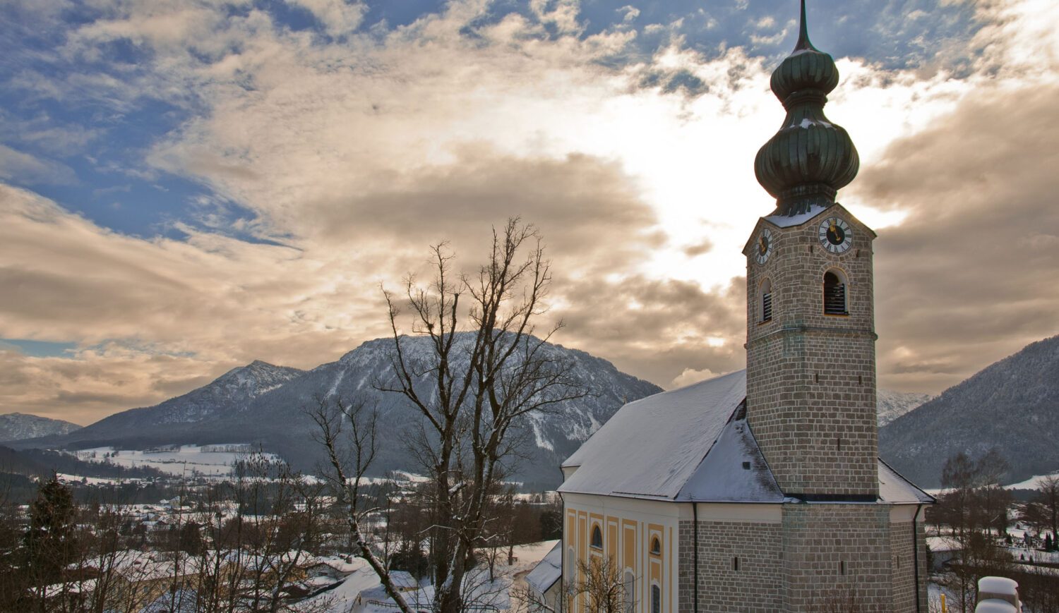 Mit dem Bau dieser Kirche auf dem Hügel wurde 1738 begonnen, aber erst 1754 konnte sie durch den Bischof Franz Truchsess vom Chiemsee eingeweiht werden © Fineart Panorama - stock.adobe.com