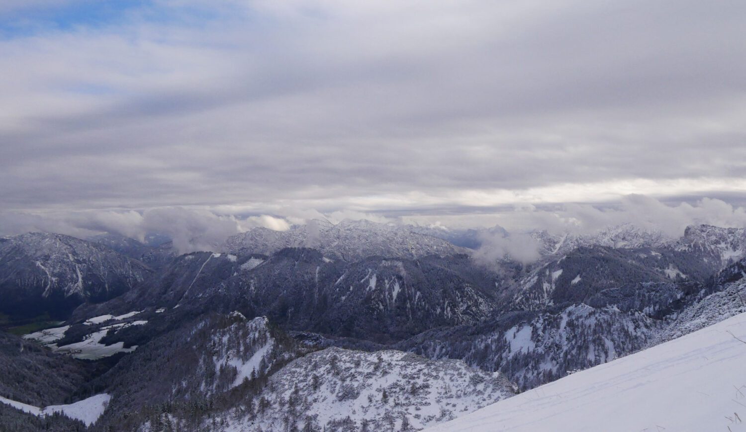 Auch die Aussicht auf die winterliche Landschaft rund um Ruhpolding ist einfach faszinierend © KK imaging - stock.adobe.com