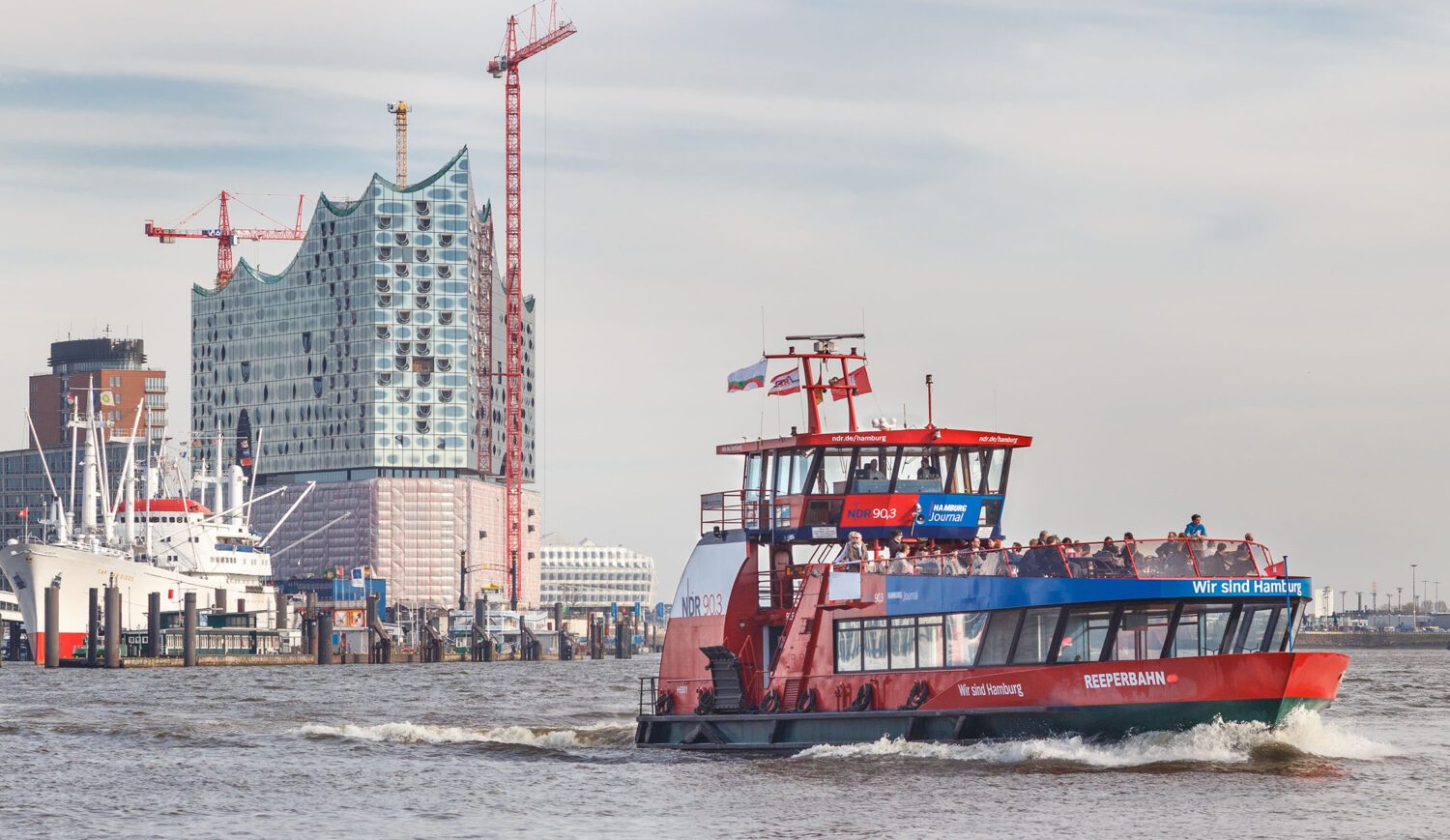 Einige der Fähren, die in Hamburg verkehren, werden vom regionalen Verkehrsverbund hvv betrieben. Das heißt: Freie Fahrt mit dem 9-Euro-Ticket!