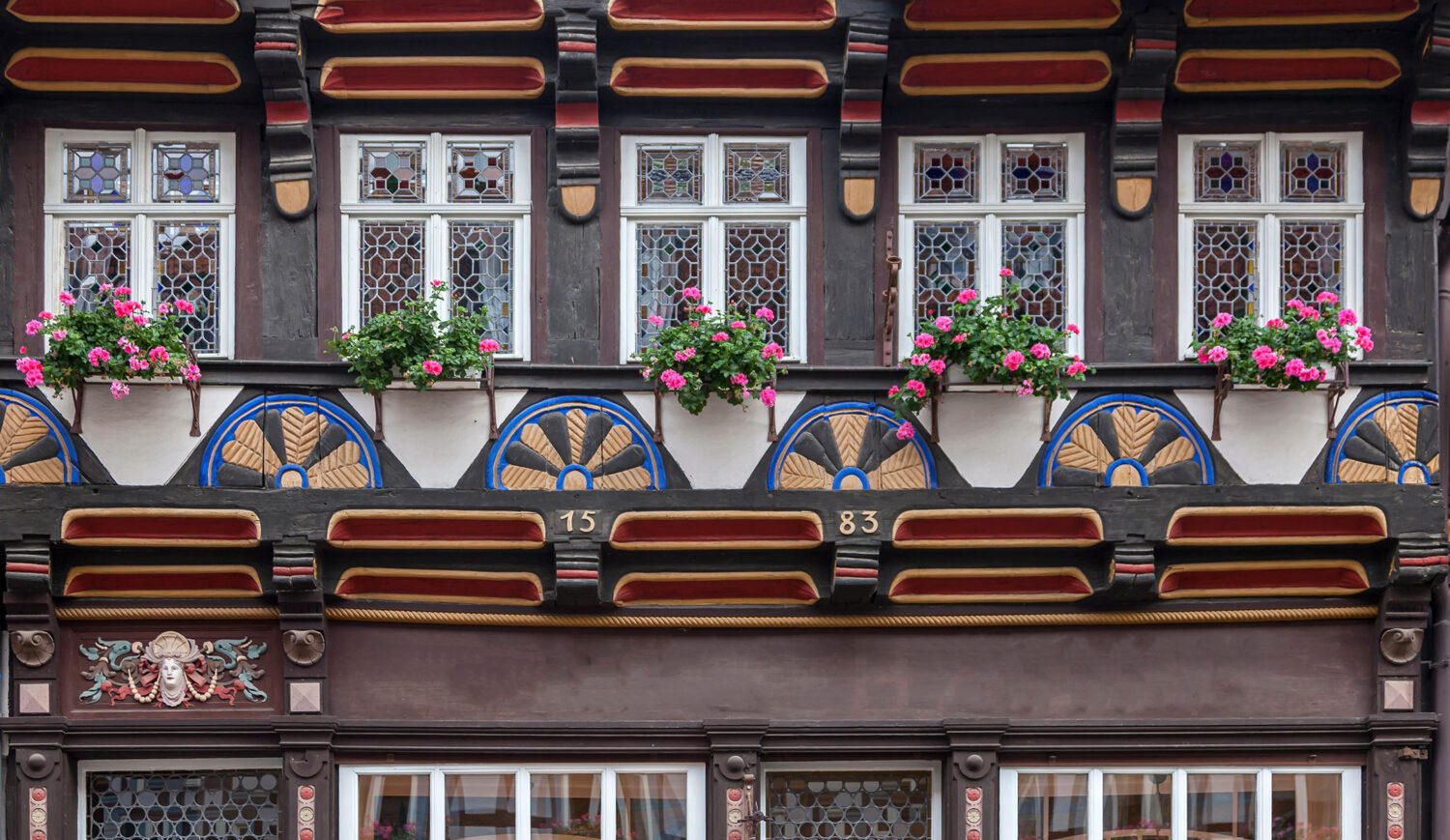 Die Altstadt von Wernigerode im Harz ist bekannt für ihre bunten Fassaden…