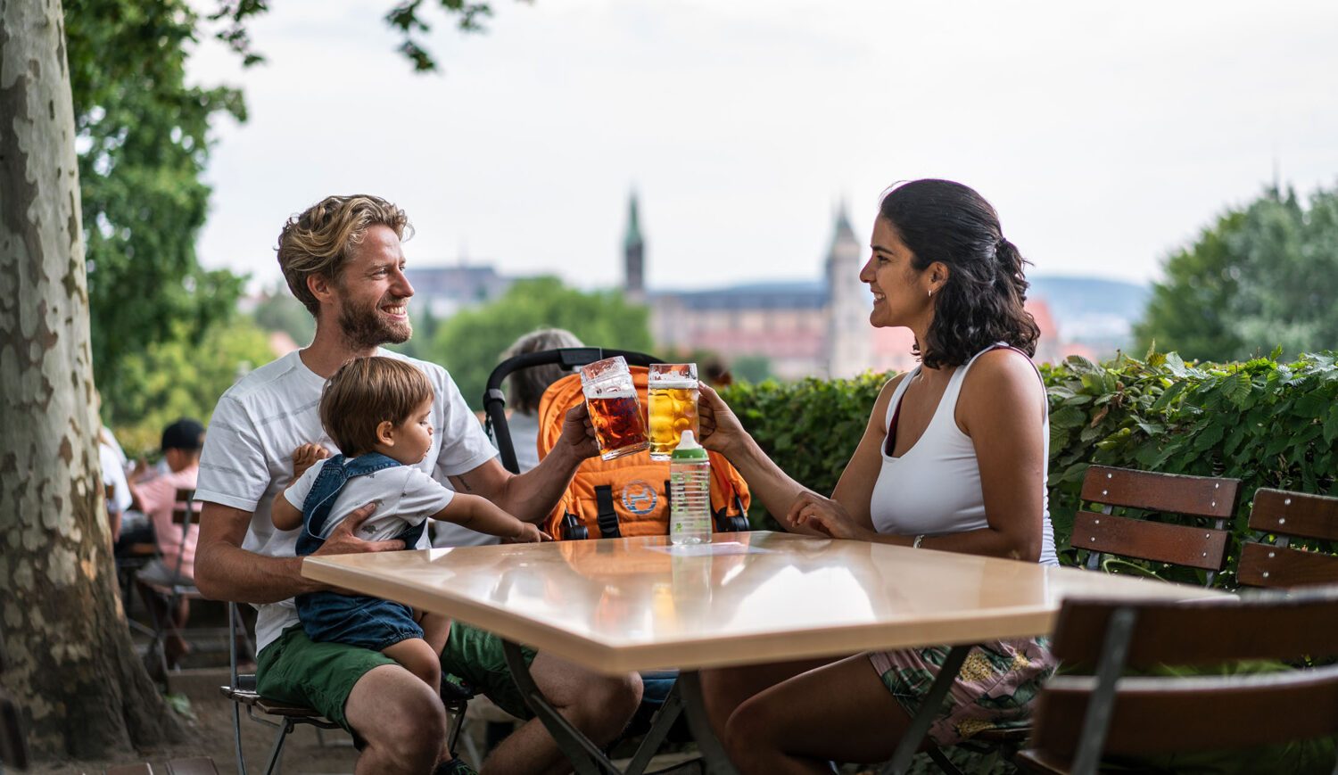 After work, Sebastian likes to sit down with his family in the beer garden of the specialty brewery in Bamberg