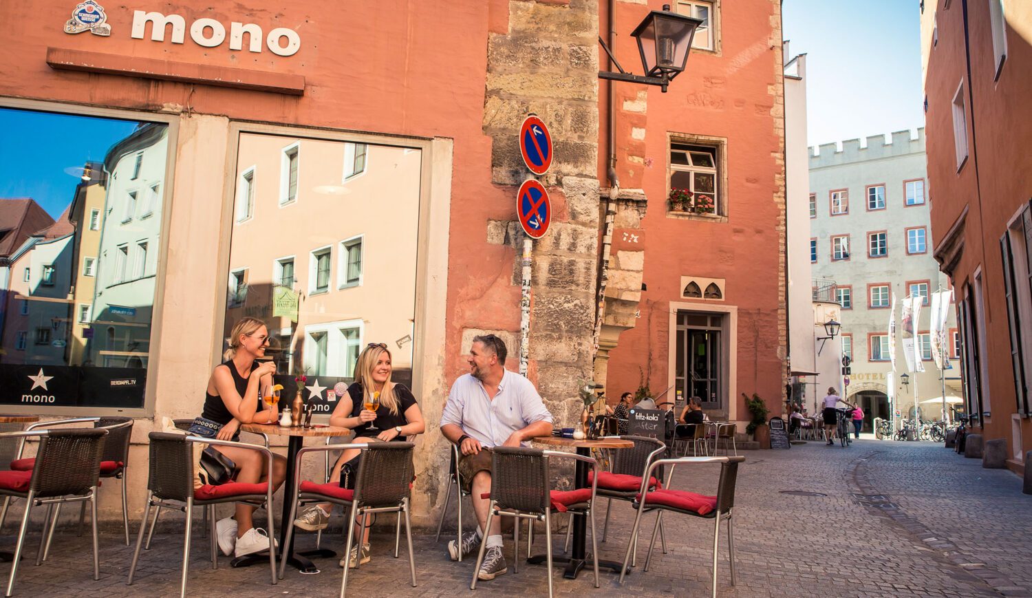 Innkeeper Muk Röhrl makes himself comfortable in front of the monobar in the red Hahngasse