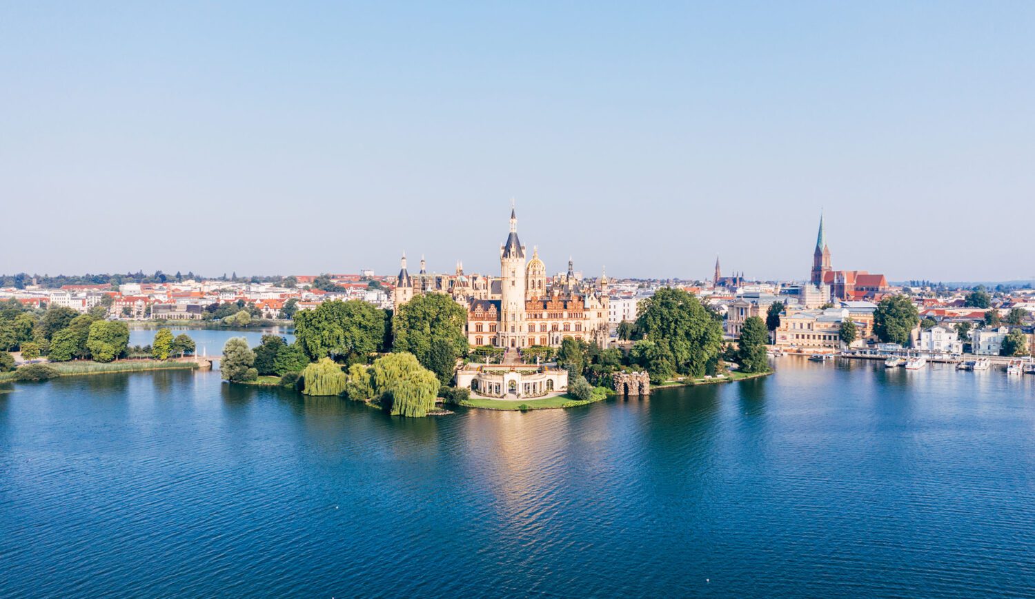 The castle is located directly in the center of Schwerin and therefore easy to reach on foot