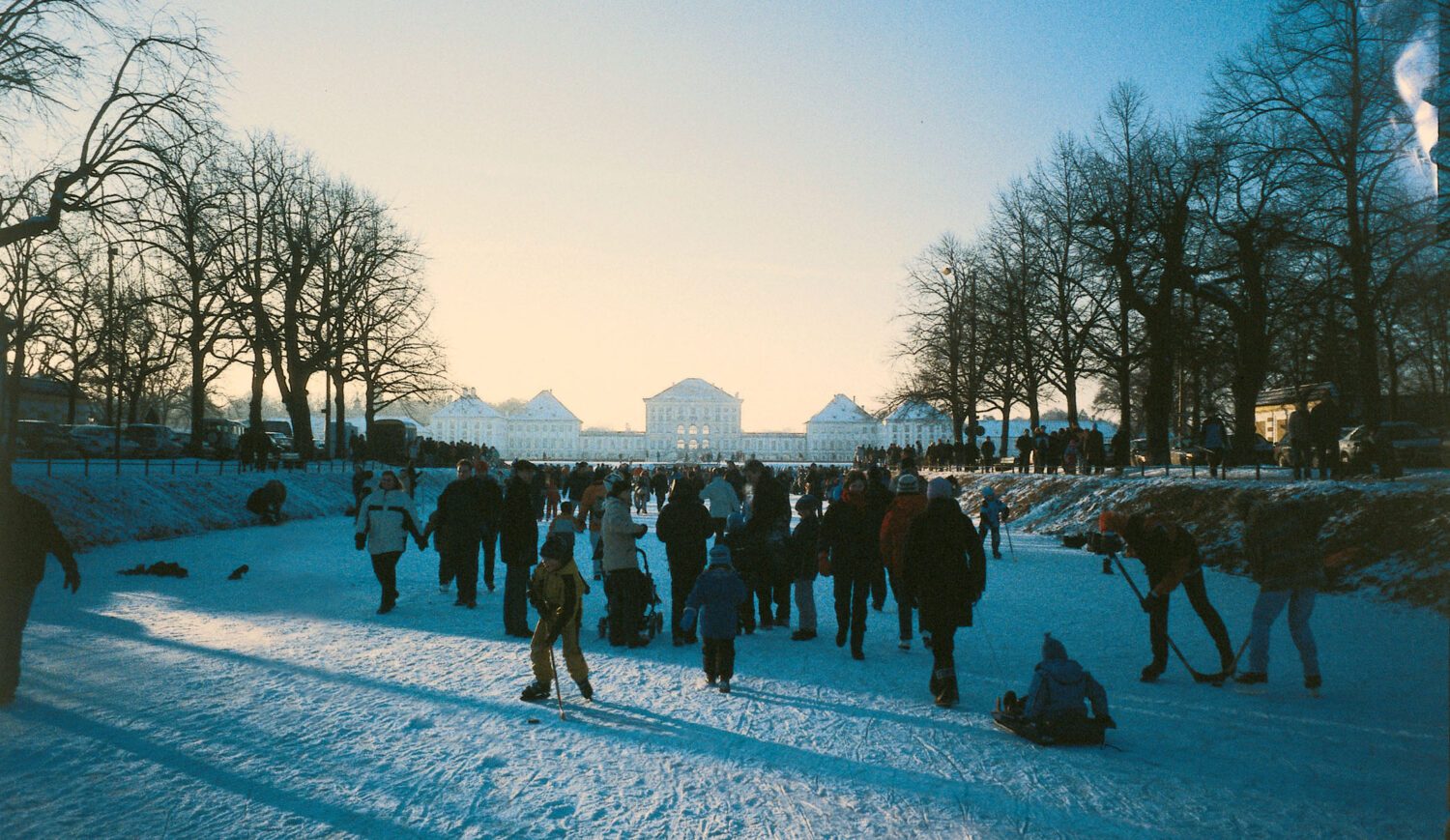 Munich's parks transform into ice skating rinks or snow-white walkways in winter © erlebe.bayern