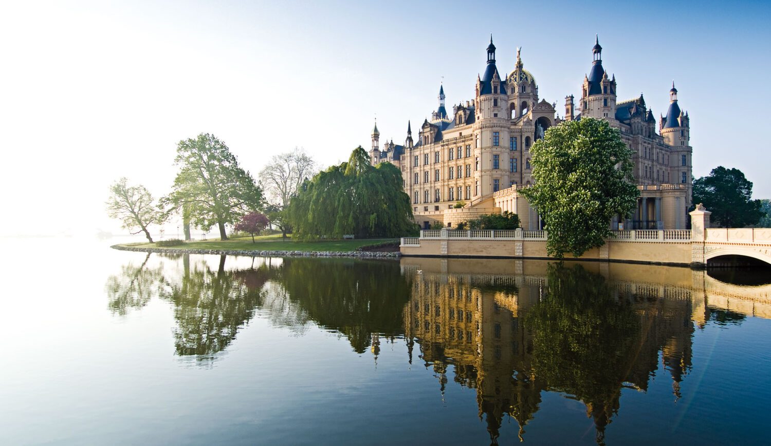 Be sure to plan time for a walk in the castle park © Jörn Lehmann/SSGK M-V