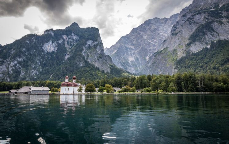 On the Hirschau peninsula in Königssee stands the ensemble of St. Bartholomä with the famous pilgrimage church and the former hunting lodge © Berchtesgadener Land Tourismus
