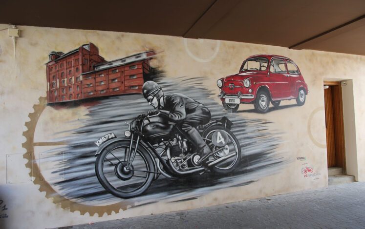 The east wall in Tiedexerstrasse: DurchfART. Or: Grandma doesn't just ride her motorcycle in the chicken coop anymore. And the Fiat 600 stays on her heels